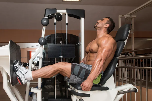 Bodybuilder Doing Legs Exercise — Stock Photo, Image