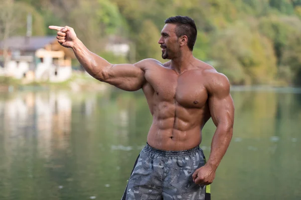 Bodybuilder zeigt seinen durchtrainierten Körper — Stockfoto