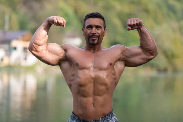 Double Biceps Pose Outdoors — Stock Photo, Image
