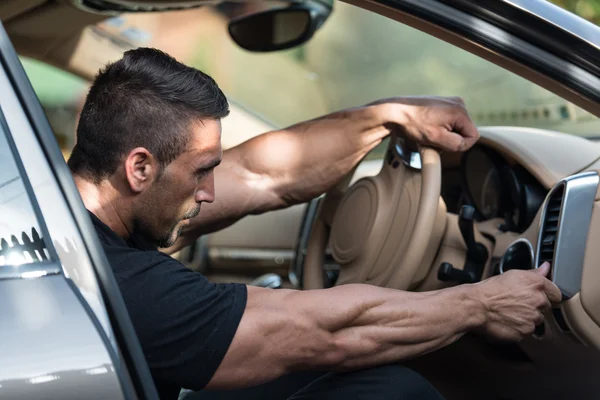 Hombre con coche — Foto de Stock