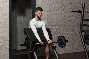 pazı için egzersiz yaparak sağlıklı genç adam