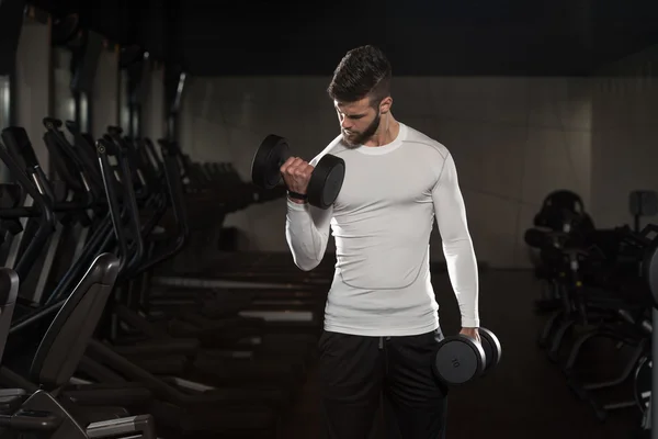 Pohledný muž cvičení Biceps s činkami — Stock fotografie
