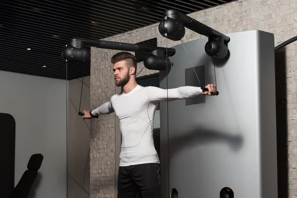 Young Male Doing Shoulder Exercises In The Gym — Stock Photo, Image