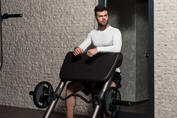 Atleta masculino haciendo ejercicio de peso pesado para bíceps — Foto de Stock