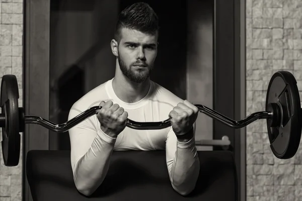 Knappe Man Biceps Oefeningen In de sportschool doen — Stockfoto