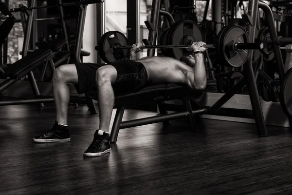 Jovem fazendo exercício para o peito com Barbell — Fotografia de Stock