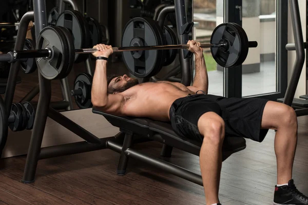 Jovem fazendo exercício para o peito com Barbell — Fotografia de Stock