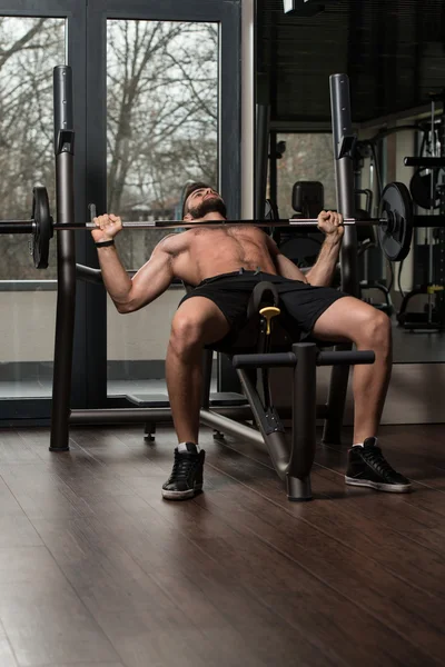 Young Man Doing Exercise For Chest With Barbell — Stock Photo, Image