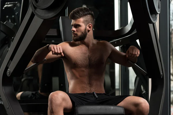 Göğüs için ağır egzersiz yapan yakışıklı erkek — Stok fotoğraf