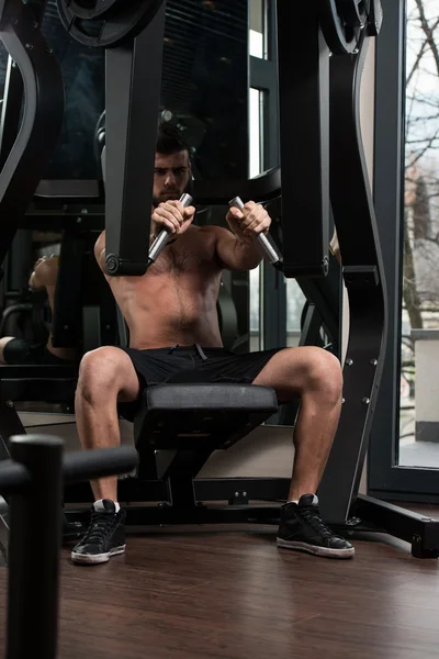 Homem bonito fazendo exercício de peso pesado para peito — Fotografia de Stock