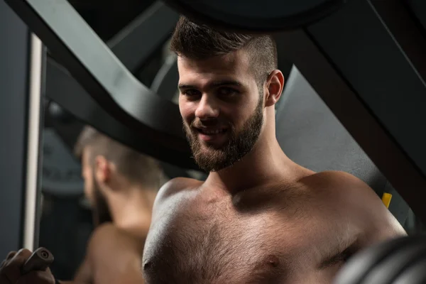 Pohledný muž dělá cvičení těžké váhy na hrudníku — Stock fotografie