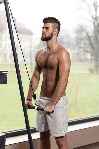 Atleta masculino fazendo exercício de peso pesado para tríceps — Fotografia de Stock