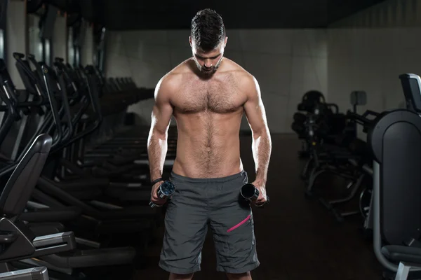 Atleta masculino fazendo exercício de peso pesado para bíceps — Fotografia de Stock