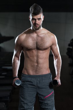Egzersiz pazı Dumbbells ile genç adam