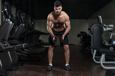 Yakışıklı adam omuz Dumbbells ile egzersiz