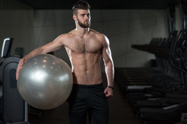 Egzersiz topu ile yakışıklı adam