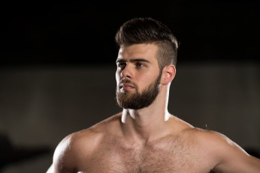 Spor salonunda genç bir adam portresi
