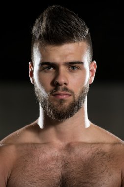 Spor olarak çalışma sonra yakışıklı adam