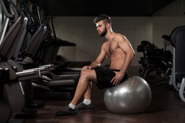 Egzersiz topu ile yakışıklı adam