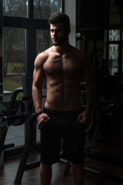 Yakışıklı delikanlı spor salonunda poz
