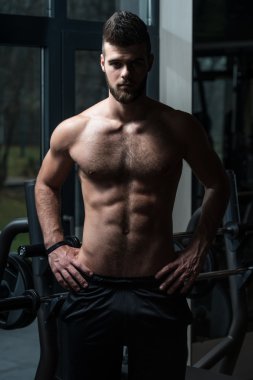 Yakışıklı delikanlı spor salonunda poz