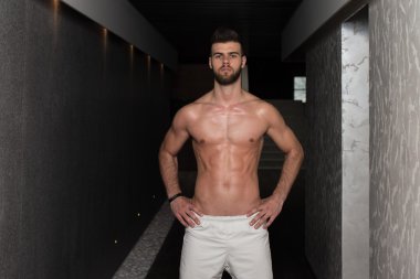 Yakışıklı adam pozlar Modern koridorda