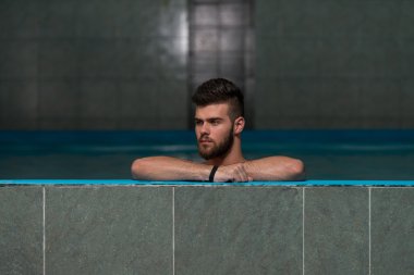 Yüzme havuzunda rahatlatıcı