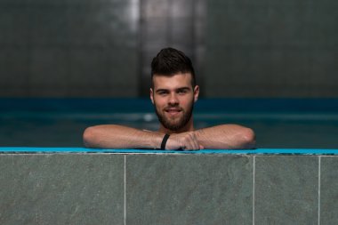 Yüzme havuzunda rahatlatıcı