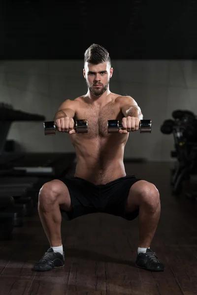 Kurzhantel-Kniebeuge-Training für Beine — Stockfoto