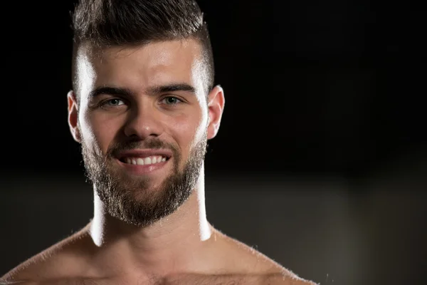 Hombre guapo después del entrenamiento en el gimnasio — Foto de Stock