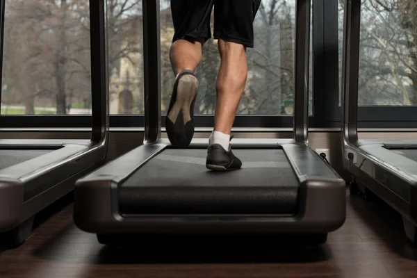 Ejercicio en una cinta de correr — Foto de Stock