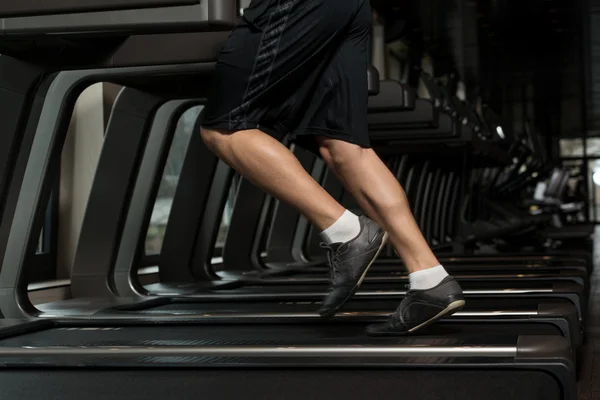 Hombre pies en cinta de correr — Foto de Stock