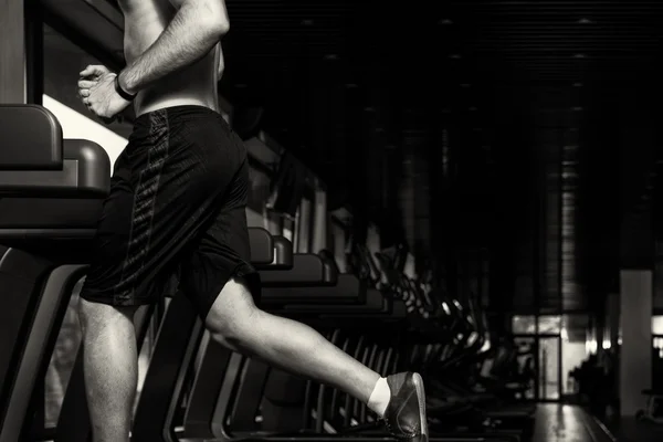 Koşu bandı üzerinde çalışan fitness adam