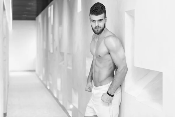 Beau homme pose dans couloir moderne — Photo