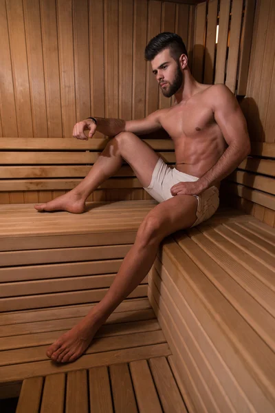 Çekici bir adam saunada rahat dinlenme — Stok fotoğraf