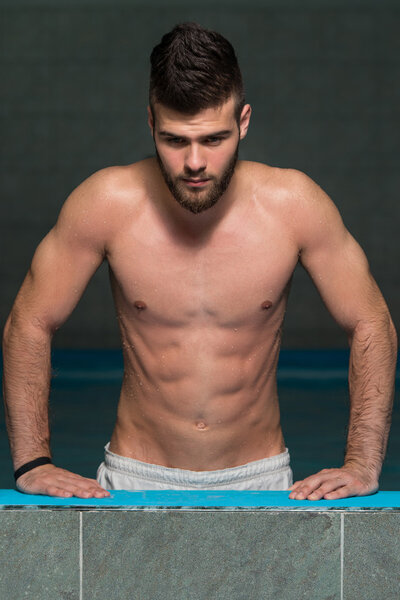 Портрет мускулистого сексуального мужчины в нижнем белье
