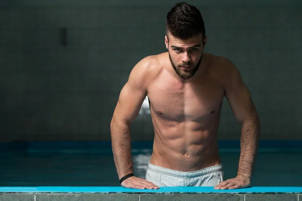 Retrato de un hombre musculoso sexy en ropa interior — Foto de Stock