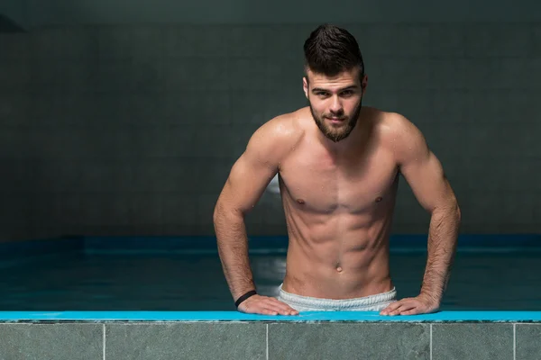 Retrato de un hombre musculoso sexy en ropa interior — Foto de Stock