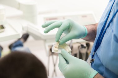 Yapay diş Kliniği hastada açıklama diş hekimi