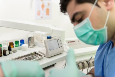 diş ağrısı olan hasta bir tıbbi bakım