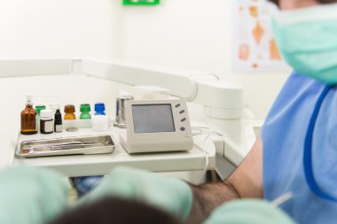 diş ağrısı olan hasta bir tıbbi bakım