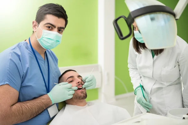 Jonge man met zijn tanden Tandheelkundige zorg — Stockfoto