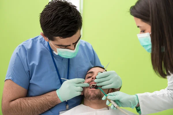 Jonge man met zijn tanden Tandheelkundige zorg — Stockfoto