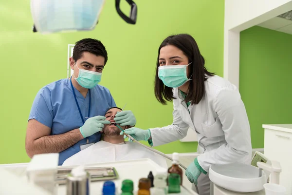 Portrait d'un dentiste avec son assistant — Photo