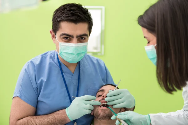 牙医做牙科治疗病人 — 图库照片