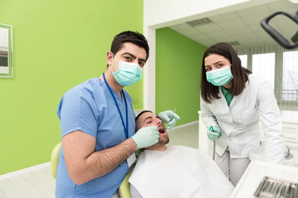 Porträt eines Zahnarztes mit seiner Assistentin — Stockfoto