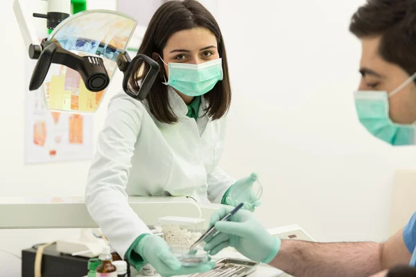 Tandarts doen een tandheelkundige behandeling op patiënt — Stockfoto