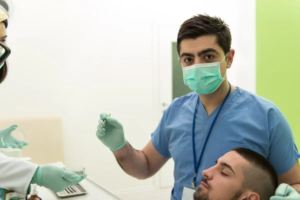 Молодой человек, имеющий зубы стоматологической помощи — стоковое фото
