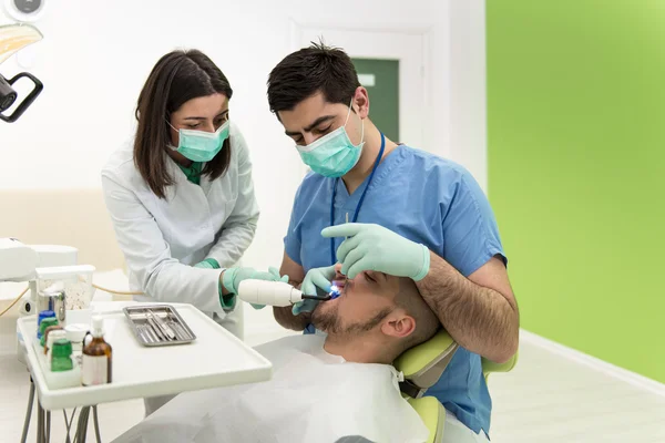 Jonge Man met zijn tanden Tandheelkundige zorg — Stockfoto