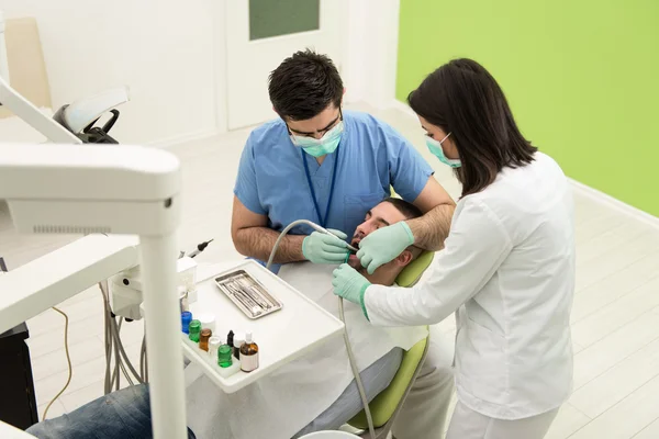 Junger Mann mit Zahnpflege — Stockfoto